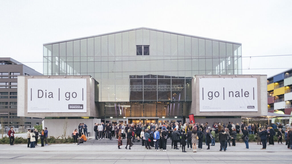 Publikum vor der Helmut List Halle bei der Festivaleröffnung 2024