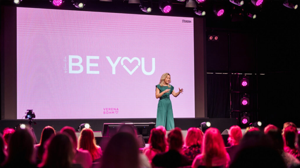 Verena Böhm auf der Bühne bei einer Grow & Shine- Veranstaltung