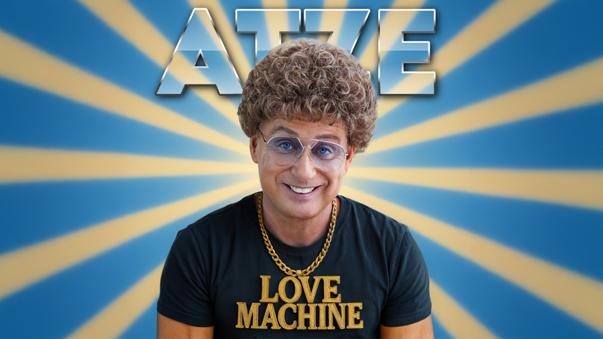 Atze Schröder mit Locken, Brille und großer Goldkette vor blau-gelbem Strahlenhintergrund