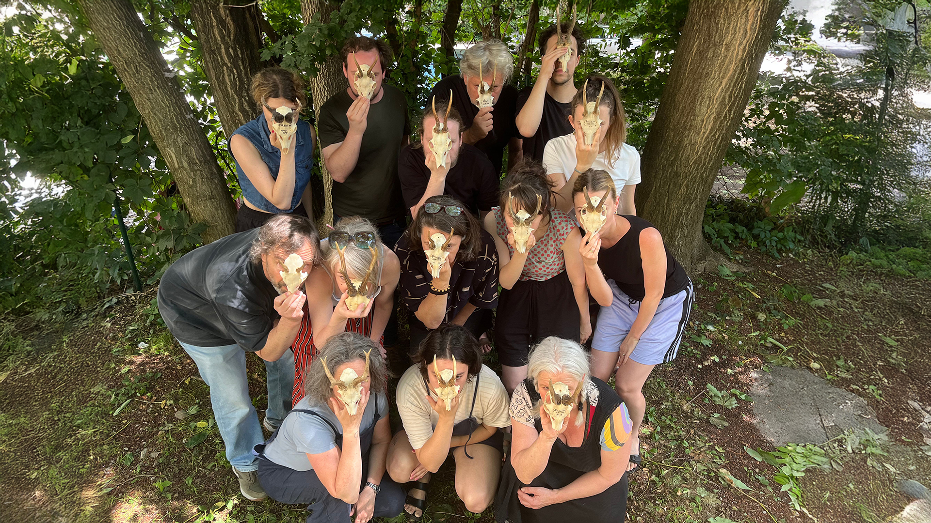 Das Porträt des Ensembles der ERBEN-Produktion mit Rehgeweih-Masken