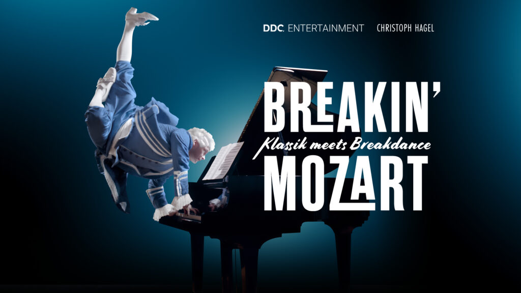 Verkleideter Herr als Mozart am Klavier