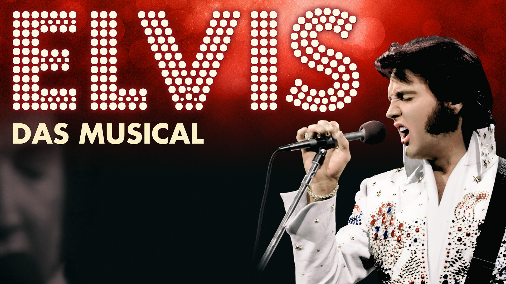 Herr verkleidet als Elvis singt ins Mikrofon