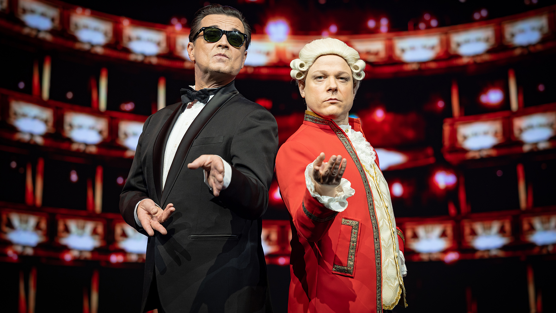 Foto von Falco (schwarzer Anzug) und Amadeus (roter Anzug) Double