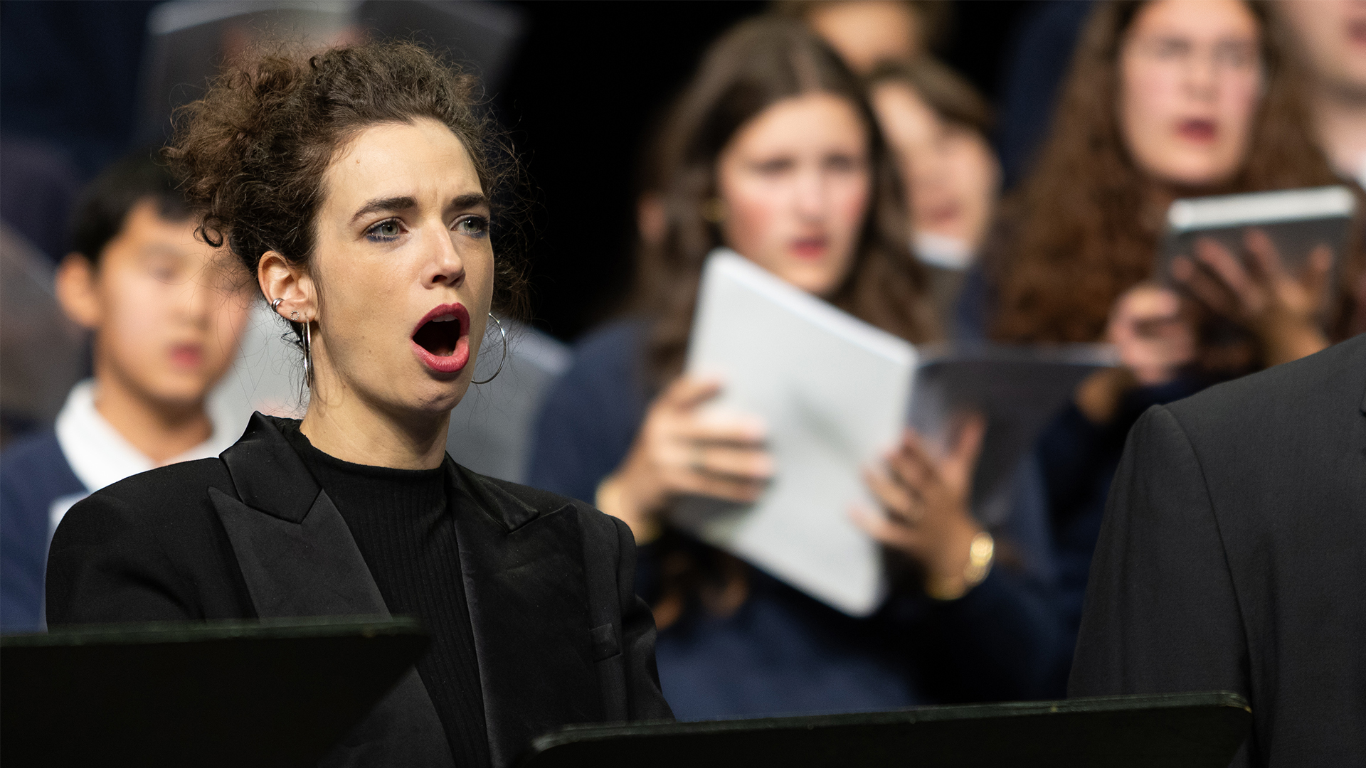 singende Dame in dunkler Kleidung