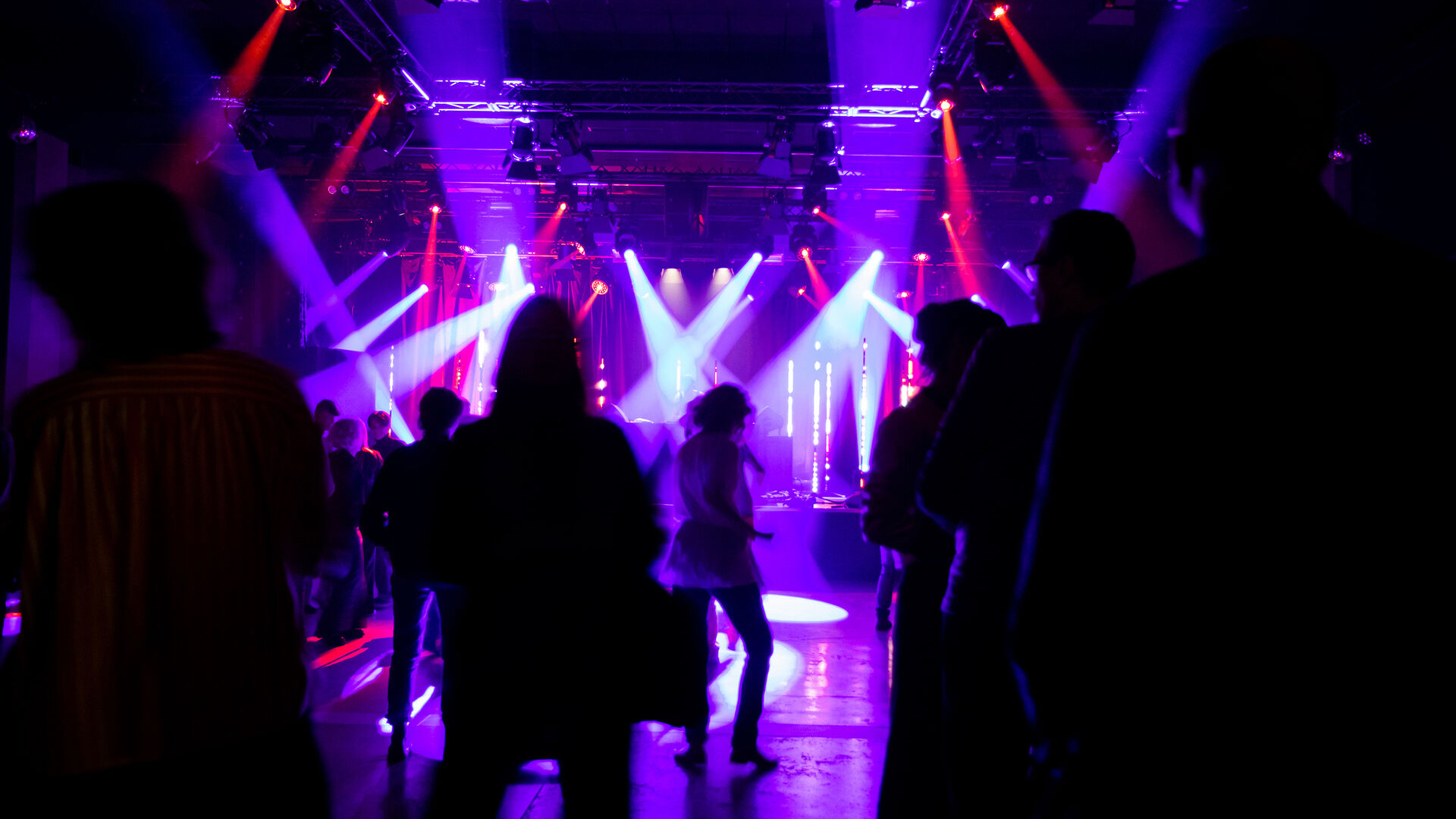 Fotografie zeigt Menschen tanzen im Detroit Room in der Helmut List Halle